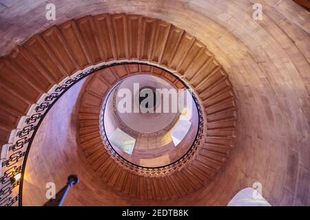 La escalera del decano, la Catedral de San Pablo, vista arriba escaleras de caracol hechas famoso como el hueco de la escalera de la Divinación en las películas de Harry Potter, Londres, Reino Unido