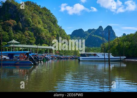 Embarcadero del río en la isla tropical Langkawi. Foto de stock