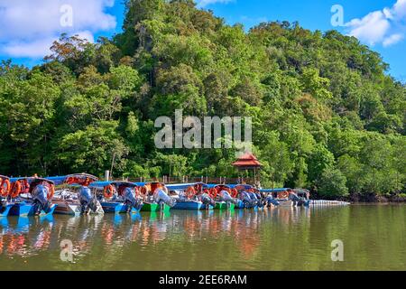 Embarcadero del río en la isla tropical Langkawi. Foto de stock