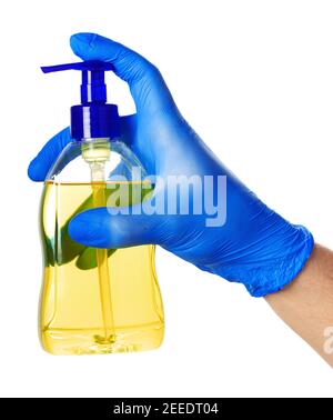 Persona mano en guante azul sostener botella de jabón aislada sobre fondo blanco.