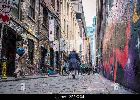 La gente pasa por las obras de arte de graffiti en Hosier Street en Melbourne, Australia Foto de stock