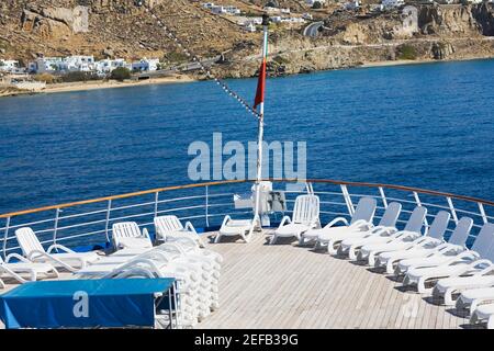 Cubierta y pasamanos de madera vacías con un anillo de vida colgando de