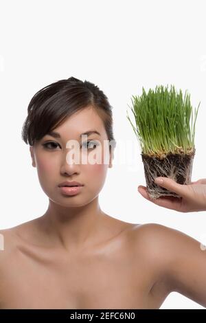 Retrato de una joven que sostiene hierba de trigo Foto de stock