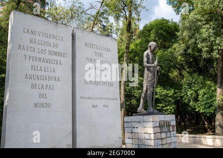 CIUDAD DE MÉXICO, MÉXICO - 13 de febrero de 2021: Un monumento dedicado a Mahatma Gandhi, líder del movimiento nacionalista indio, en el parque Bosque de Chapultepec,