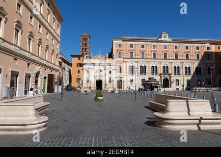 Plaza de la ciudad de San Silvestro en Roma, Italia, con vistas a la Basílica de San Silvestro en Capite y el edificio Poste Italiane (oficina de correos) Foto de stock