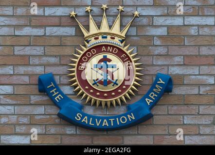 Emblema del Ejército de Salvación en un edificio Foto de stock