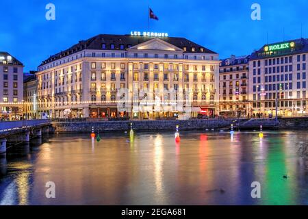 Ginebra, Suiza - 24 de enero de 2021 - Les Flotteuses, instalación de arte ligero en el Quai des Bergues, Ginebra, Suiza por Stéphane Durand durante Foto de stock