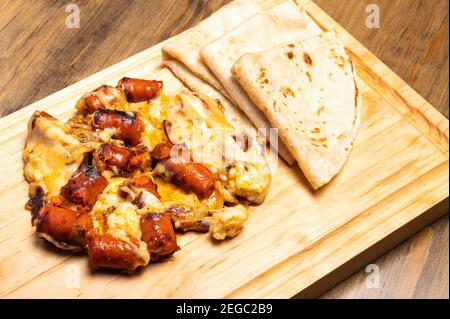 Una vista superior de la comida mexicana tradicional (Tacos de chistorra  con queso) sobre una tabla de madera Fotografía de stock - Alamy