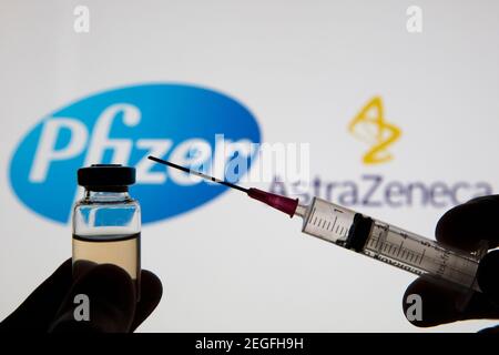 OXFORD, Reino Unido - Febrero de 2020: Logotipos de Pfizer y Astraeneca con vacuna covid-19 Foto de stock