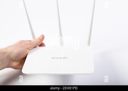 Caja de papel, dentro del router wifi, dispositivo inalámbrico con tres  antenas Fotografía de stock - Alamy