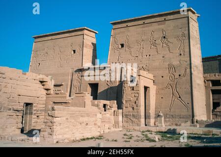 Pilón del Templo de Isis en Philae en la Isla de Agilika en Asuán, Egipto, África en un día soleado Foto de stock