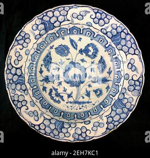 Footed Bowl con Lotuses, Turquía, primera mitad del siglo 16. Foto de stock