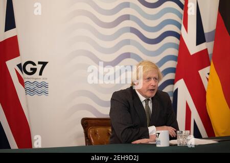 Londres, Reino Unido. 19 de febrero de 2021. El primer ministro británico Boris Johnson habla durante una reunión virtual de los líderes del Grupo de los siete en Downing Street en Londres, Gran Bretaña, el 19 de febrero de 2021. Los líderes del Grupo de los siete (G7) se comprometieron el viernes a cooperar con el Grupo de los 20 (G20) y otras instituciones internacionales en una serie de cuestiones mundiales, entre ellas la lucha contra la pandemia del coronavirus, el cambio climático y la defensa del sistema multilateral de comercio basado en normas, Enviar señales de que el G7 se comprometerá con la cooperación multilateral. Foto de stock