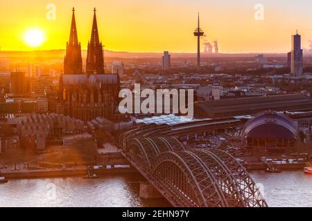 Colonia Catedral iglesia Hohenzollern puente Alemania horizonte ciudad puesta de sol por la noche