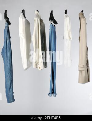Juegos de ropa elegante y moderna para hombre colgando en una tienda a la  venta Fotografía de stock - Alamy