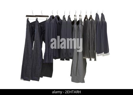 Juegos de ropa elegante y moderna para hombre colgando en una tienda a la  venta Fotografía de stock - Alamy