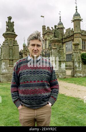 STEVENAGE - INGLATERRA 90: David Lytton-Cobbold, segundo Barón Cobbold posando fuera de la casa familiar “Knebworth House, Hertfordshire, Inglaterra el 1990. Foto de stock