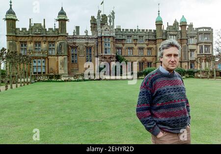 STEVENAGE - INGLATERRA 90: David Lytton-Cobbold, segundo Barón Cobbold posando fuera de la casa familiar “Knebworth House, Hertfordshire, Inglaterra el 1990. Foto de stock