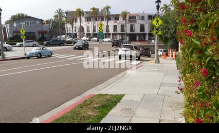 La Jolla, San Diego, CA EE.UU. -24 ENE 2020: Coches y edificios, calle de la ciudad en el centro de la costa californiana turística. Paisaje urbano con tráfico, amer Foto de stock