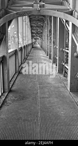 Imagen en blanco y negro del largo camino a través del Puente de Alto nivel desde Newcastle hasta Gateshead. Foto de stock