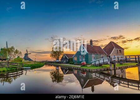 Amsterdam países Bajos, Sunrise paisaje de molino holandés y casa tradicional en Zaanse Schans Village Foto de stock