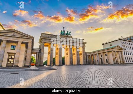 Berlín Alemania, puesta de sol ciudad horizonte en la Puerta de Brandenburgo (Brandenburger Tor) no vacía nadie
