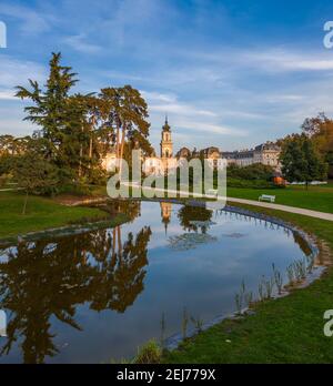 Keszthely, Hungría - Vista aérea de los jardines de Keszthely con el pequeño lale y el famoso Palacio Festetics (Festetics Kastely) en una cálida tarde otoñal w Foto de stock
