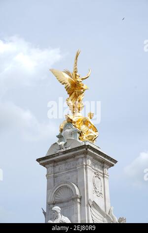 Primer plano vertical del Buckingham Palace Victoria Memorial en Londres, Reino Unido