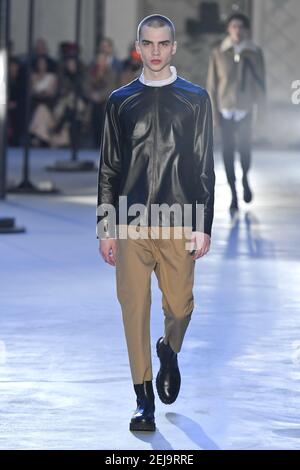 Modelo camina en la pista durante la feria de ropa de hombre N21, Milan  Fashion Week Mens 2020-2021 FW Enero 10-14 2020 (Foto por Jonas  Gustavsson/Sipa USA Fotografía de stock - Alamy