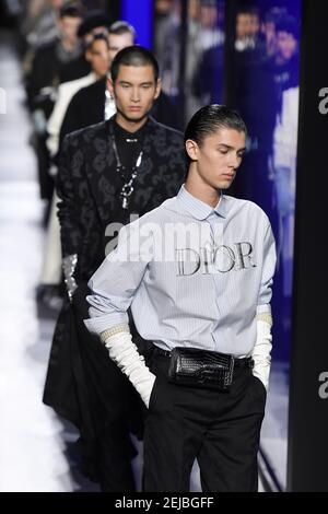 París, Francia - 6 De Marzo: Un Modelo Camina Por La Pasarela Durante El  Desfile De Louis Vuitton Como Parte De La Semana De La Moda De París Ropa De  Mujer Otoño /