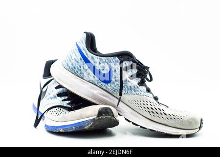 Dej, Rumanía - Enero 19 2020: Vista desde arriba de los viejos zapatos  profesionales de carreras de Nike en el fondo blanco Fotografía de stock -  Alamy
