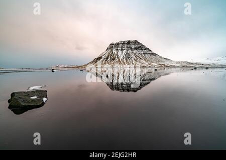 Puesta de sol y reflexiones sobre la hermosa montaña Kirkjufell, península de Snaefellswness, Islandia Foto de stock