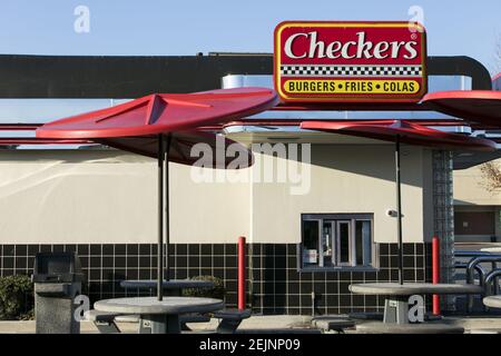 Checkers Restaurante De Comida Rapida Y Una Tienda De Signo Fotografia De Stock Alamy