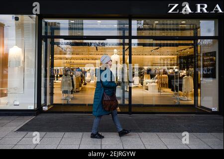 Una mujer pasa por una cadena de tiendas de ropa española Zara Fotografía de stock -