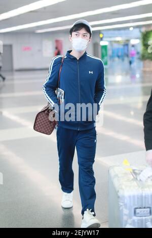 El actor chino Mao Zijun llega a un aeropuerto de Pekín antes de