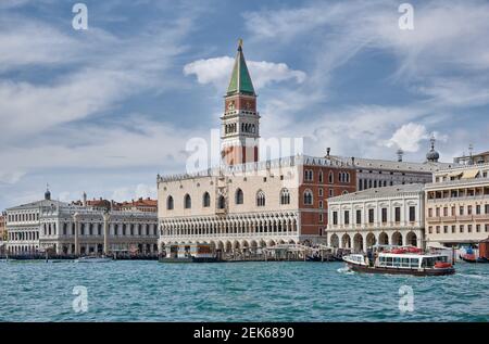 Dogenpalst, Biblioteca Nazionale Marciana und Markusturm vom Wasser aus gesehen, Venedig, Venetien, Italien |Palacio Ducal, Biblioteca Nazionale Marc Foto de stock