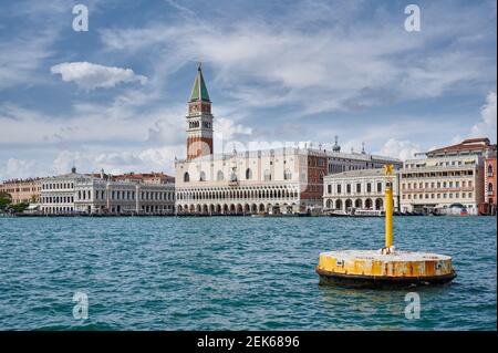Dogenpalst, Biblioteca Nazionale Marciana und Markusturm vom Wasser aus gesehen, Venedig, Venetien, Italien |Palacio Ducal, Biblioteca Nazionale Marc