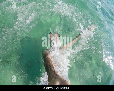 Hombre adulto medio tomando selfie mientras buceaba en el agua Foto de stock
