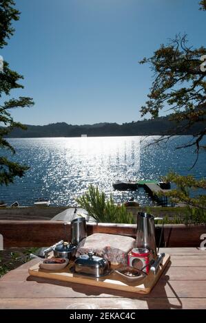 Desayuno en mesa, Lago Moquehue, Patagonia, Argentina