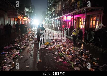 Calles llenas de basura tarde por la mañana después de Mardi Gras, Nueva Orleans, Louisiana, EE.UU. Foto de stock