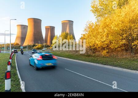 Reino Unido, Inglaterra, Rugeley, tráfico frente a las torres de refrigeración de la central eléctrica de carbón Foto de stock