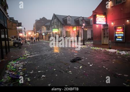 Calles llenas de basura por la mañana después de Mardi Gras, Nueva Orleans, Louisiana, EE.UU. Foto de stock