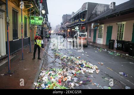 Calles llenas de basura tarde por la mañana después de Mardi Gras, Nueva Orleans, Louisiana, EE.UU. Foto de stock