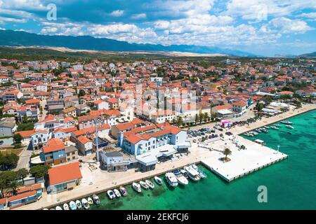 Ciudad de Novalja frente al mar en la isla de Pag vista aérea, Dalmacia región de Croacia Foto de stock