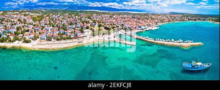 Ciudad de la playa de Novalja y frente al mar en la isla de Pag vista panorámica aérea, Dalmacia región de Croacia Foto de stock