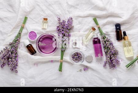 Set de aceites de lavanda de suero y flores de  cosméticos  de cuidado de la piel. Productos naturales de belleza spa. Aceite esencial  de lavanda, suero, mantequilla corporal Fotografía de stock -