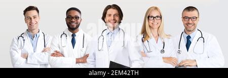 Collage de retratos de médicos multirraciales con trabajadores médicos felices Foto de stock