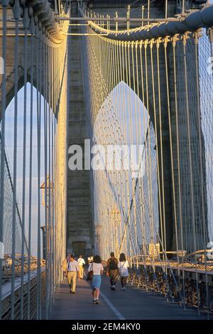 Peatones en el Puente de Brooklyn, Nueva York, NY EE.UU. Foto de stock