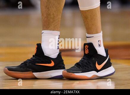 24 de enero de 2019; Phoenix, AZ, EE.UU.; Una mirada a las zapatillas de  deporte Nike de Phoenix Suns guardia Devin Booker (1) durante el juego  contra los Phoenix Suns en Talking