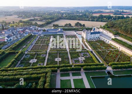 Francia, Indre y Loira, valle del Loira catalogado como Patrimonio de la Humanidad por la UNESCO, el castillo y los jardines de Villandry en el pueblo (vista aérea) (éditio Foto de stock